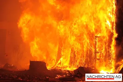 Großbrand in leerstehender Lackfabrik: Feuerwehr kämpft gegen Flammen!