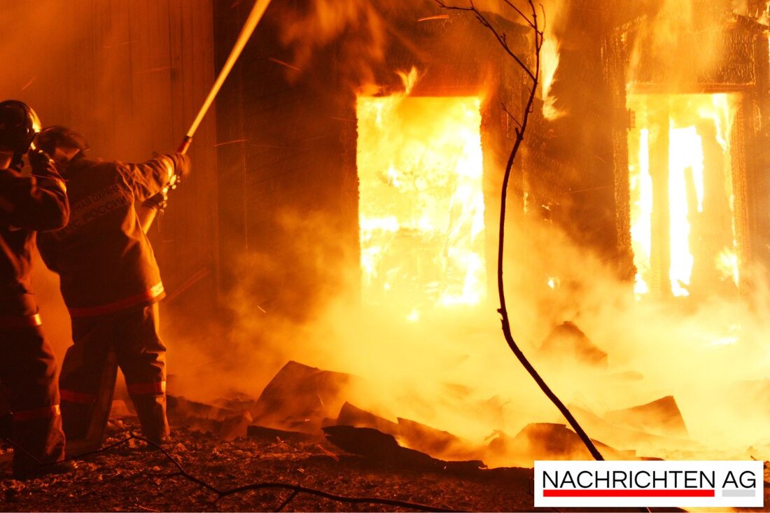 Großbrand in der Altstadt von Villingen-Schwenningen am 15.06.2025: Mehrere Gebäude betroffen, Einsatzkräfte kämpfen gegen Flammen.