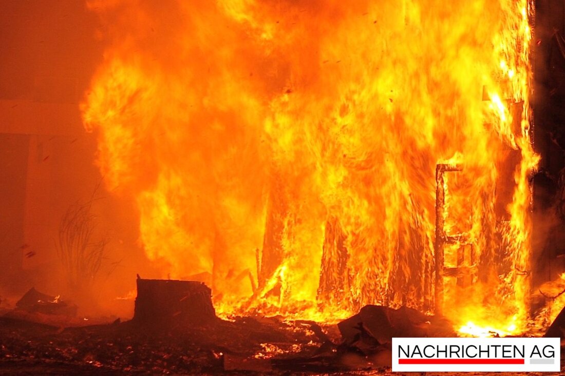 In Hamburg-Tonndorf brach ein Großbrand in einer leerstehenden Lackfabrik aus. Feuerwehr kämpft gegen die Flammen. Brandursache unklar.