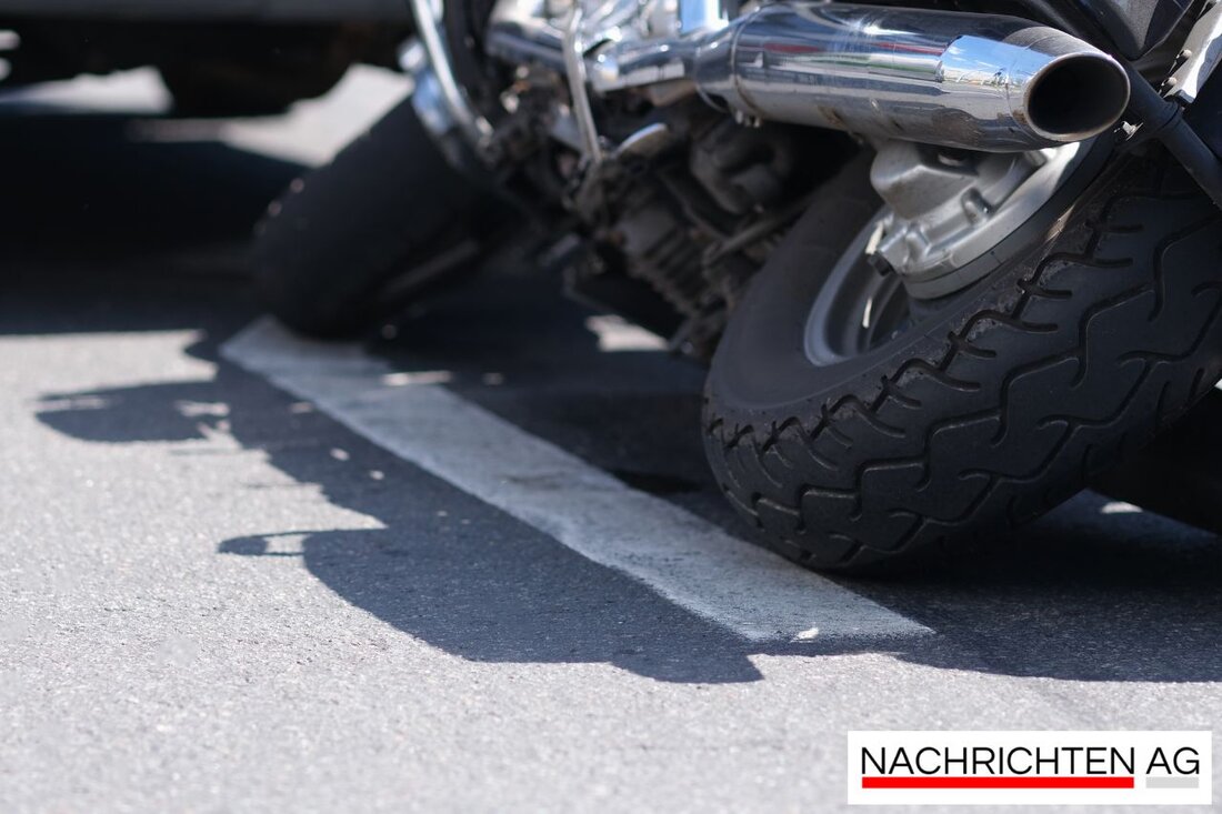 Verkehrsunfall in Hamburg-Hammerbrook: Auto prallt gegen Ampelmast, zwei Verletzte, Kreuzung vorübergehend gesperrt.