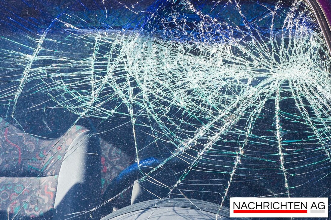 Schwerer Traktorunfall in Bavenhausen, Kalletal: Autofahrer schwer verletzt, Traktorfahrer unverletzt. Straßen gesperrt.